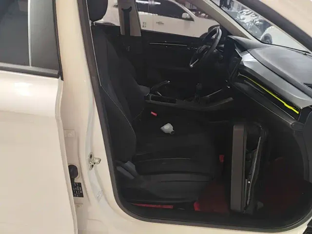 Roewe i5 — Фото автомобиля 24