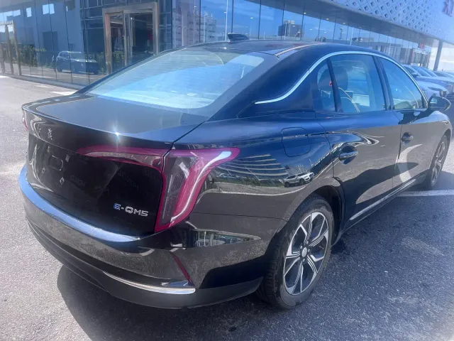 Hongqi E-QM5 — Фото автомобиля 9
