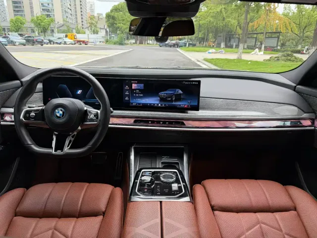 BMW i7 — Фото автомобиля 7