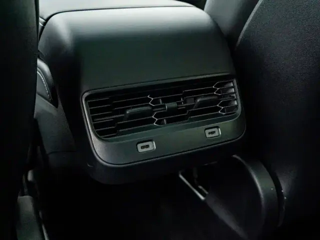 Tesla Model Y — Фото автомобиля 18