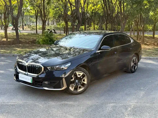 Фотография автомобиля — BMW i5