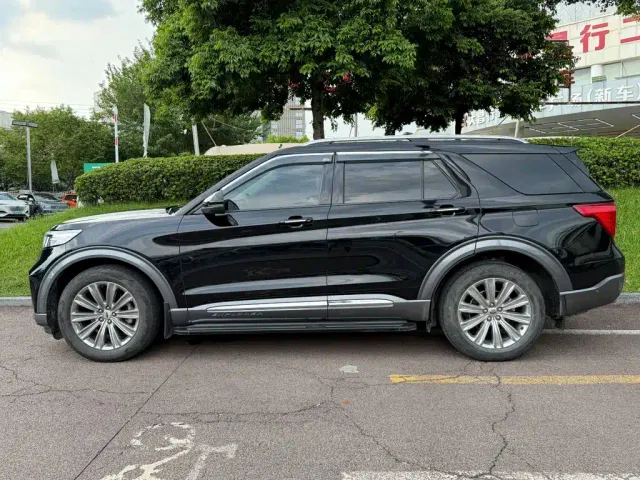 Ford Explorer — Фото автомобиля 3