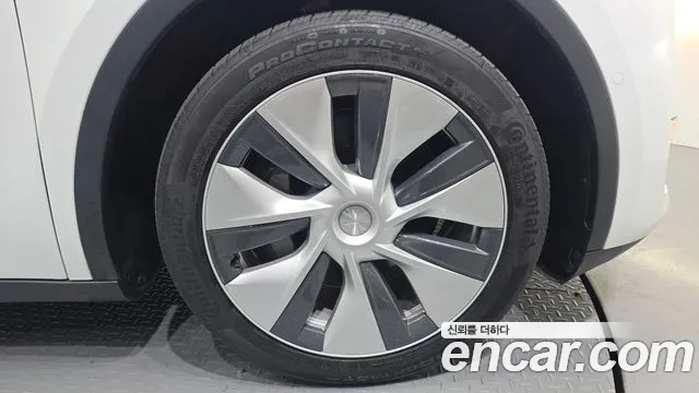Tesla Model Y — Фото автомобиля 18