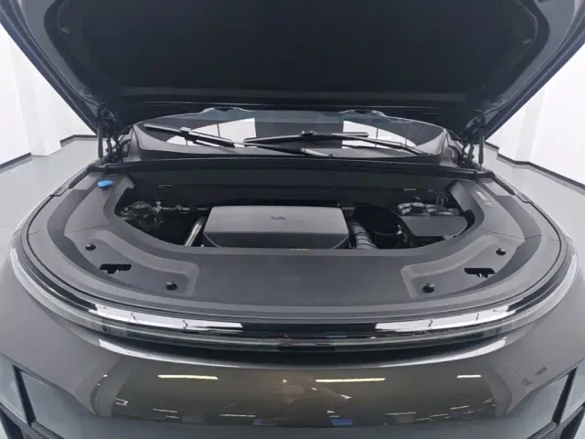 Li Auto L8 — Фото автомобиля 19