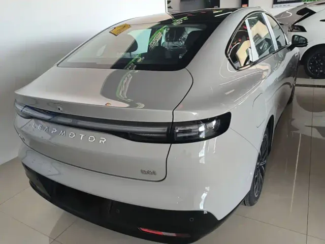 Leapmotor B01 — Фото автомобиля 5