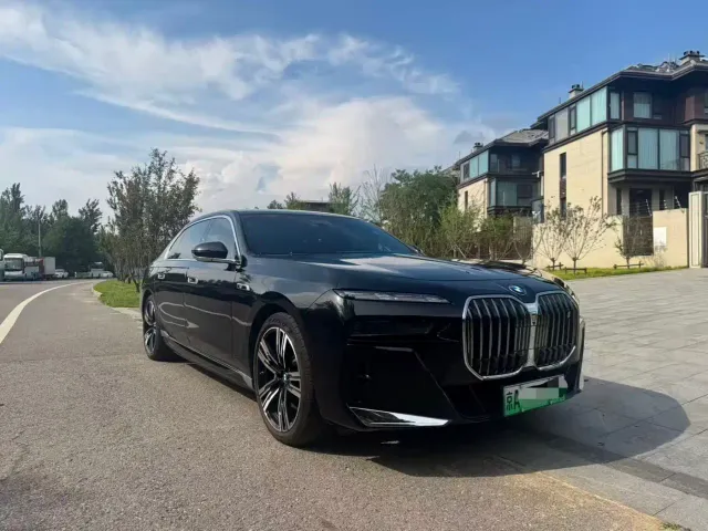 Фотография автомобиля — BMW i7