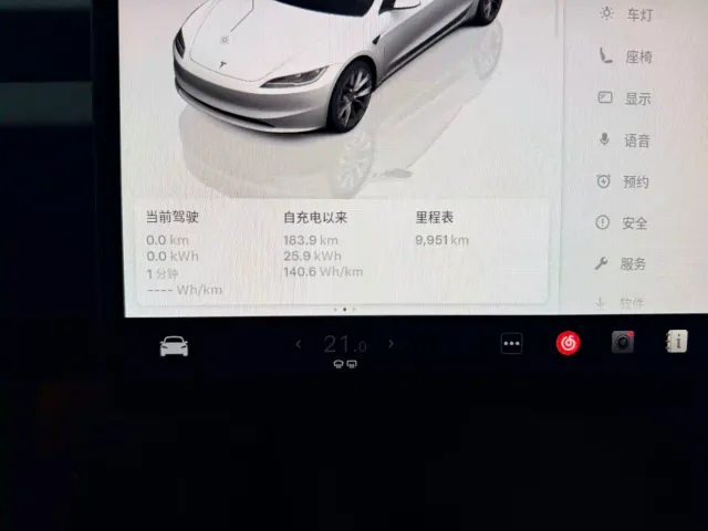 Tesla Model 3 — Фото автомобиля 17