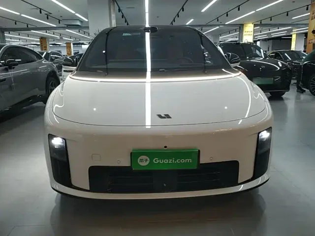 Li Auto i8 — Фото автомобиля 2