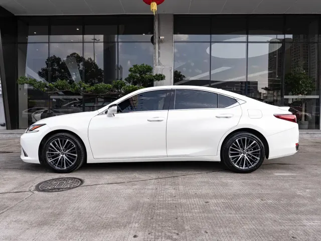 Lexus ES — Фото автомобиля 4