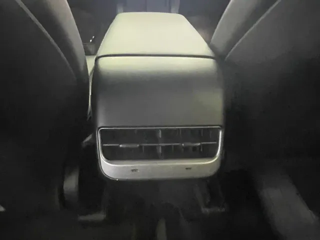 Tesla Model Y — Фото автомобиля 30
