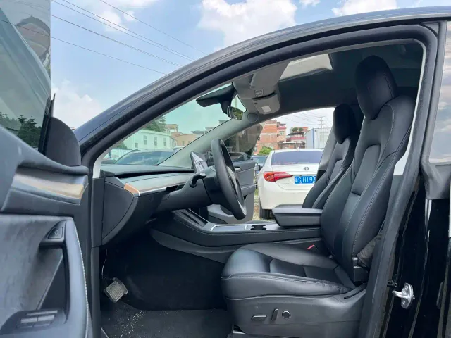 Tesla Model Y — Фото автомобиля 13