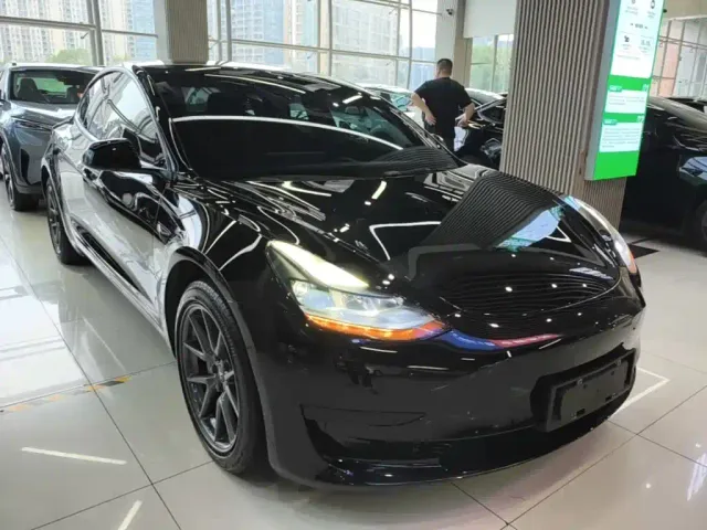 Tesla Model 3 — Фото автомобиля 3