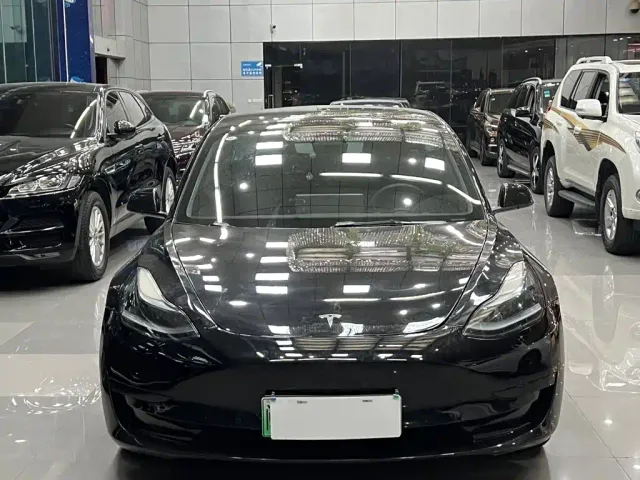 Tesla Model 3 — Фото автомобиля 2