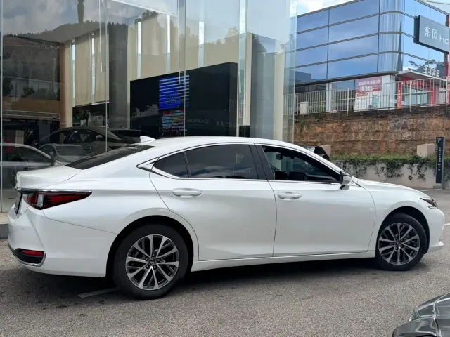 Lexus ES — Фото автомобиля 4