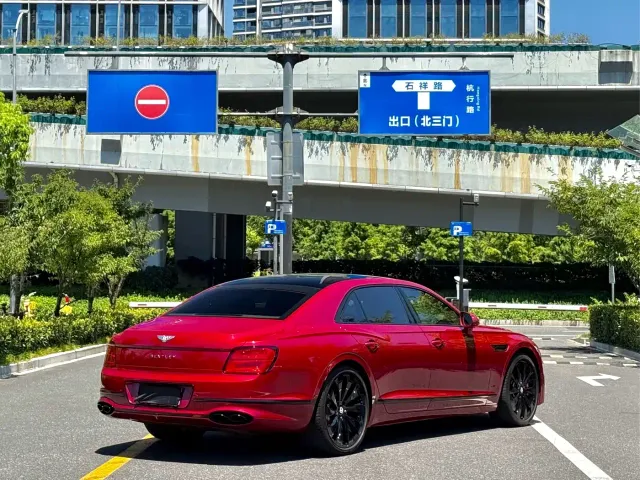 Bentley Flying Spur — Фото автомобиля 9