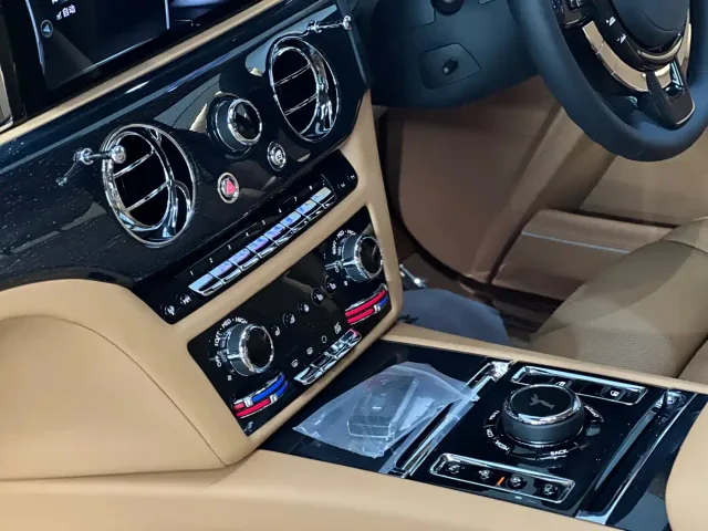 Rolls-Royce Ghost — Фото автомобиля 13