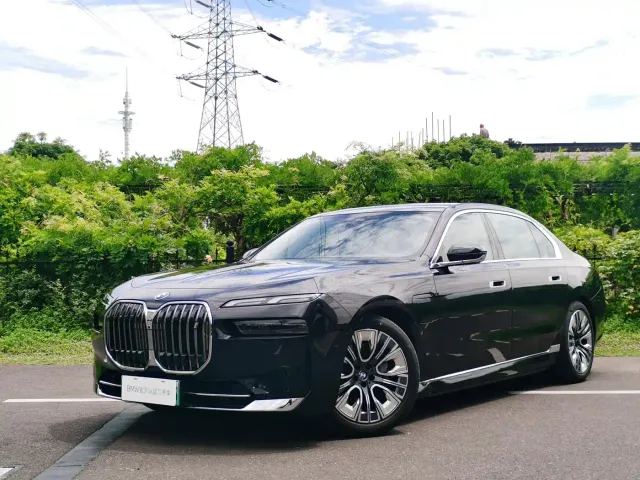 BMW BMW i7 2023 eDrive50L Leading Luxury Package — Фото автомобиля 6