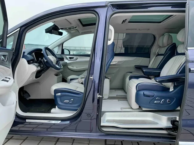 Roewe iMAX8 — Фото автомобиля 7