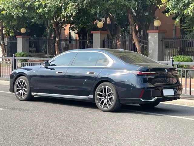 BMW 7 Series — Фото автомобиля 3
