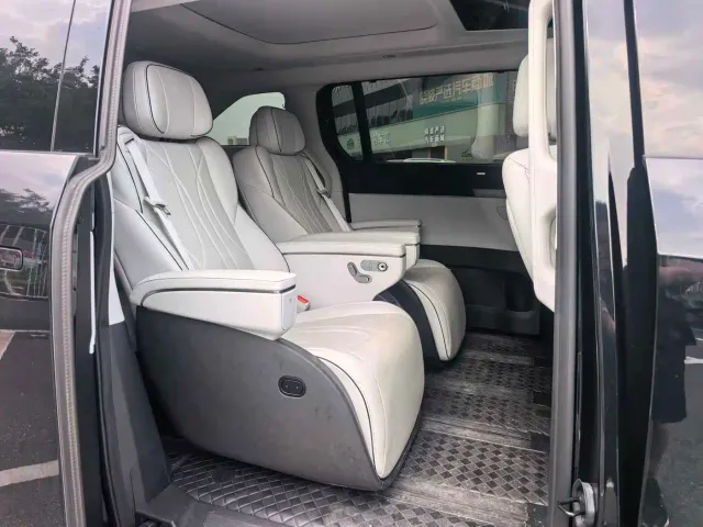 Xpeng X9 — Фото автомобиля 16
