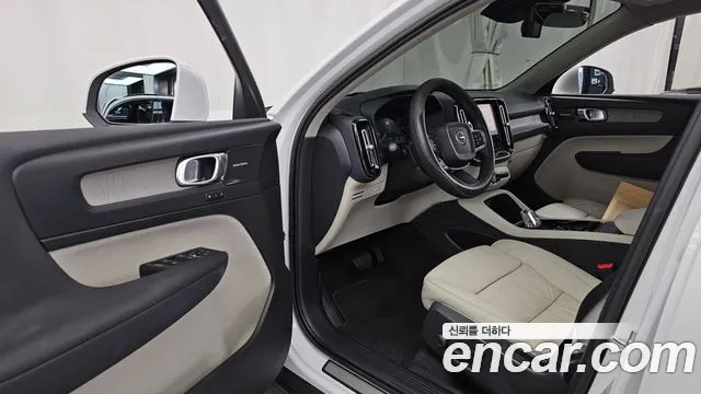 Volvo XC40 — Фото автомобиля 10