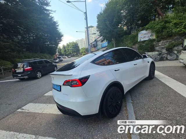 Tesla Model Y — Фото автомобиля 15