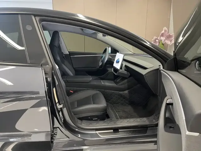 Tesla Model 3 — Фото автомобиля 18