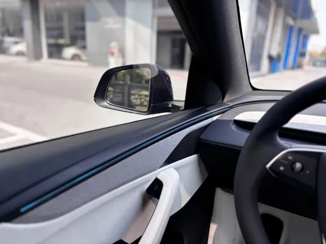 Tesla Model Y L — Фото автомобиля 15