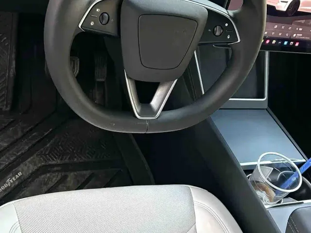 Tesla Model Y — Фото автомобиля 5