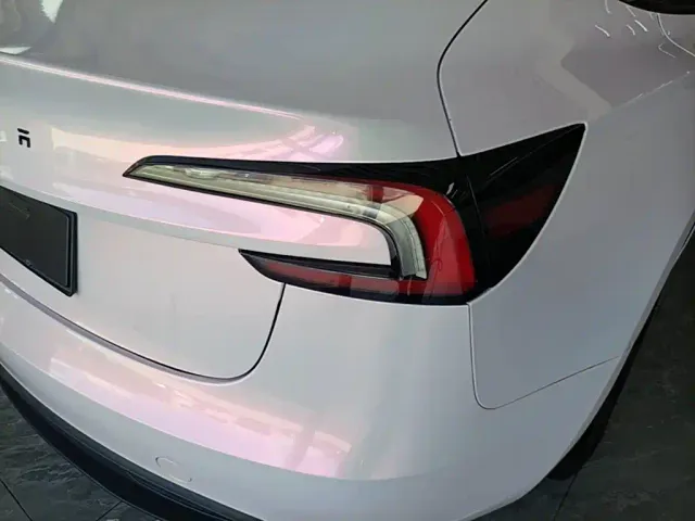 Tesla Model 3 — Фото автомобиля 6