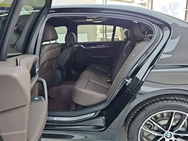 BMW 5 Series — Фото автомобиля 11