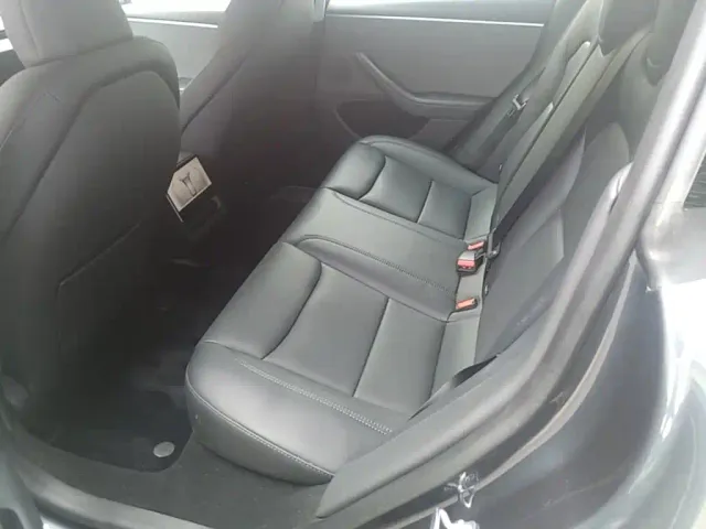 Tesla Model 3 — Фото автомобиля 16