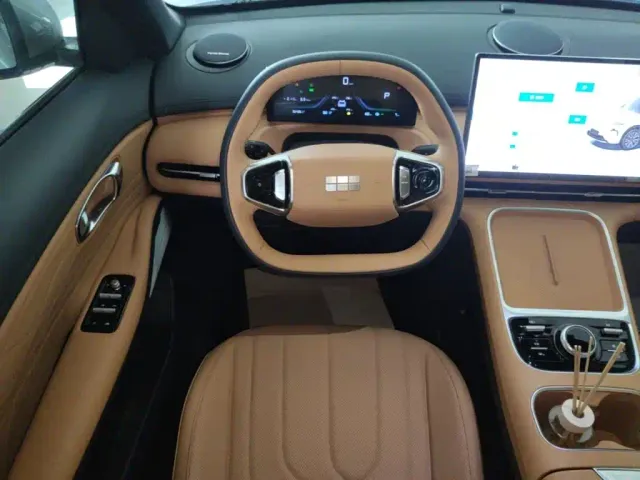 Geely Galaxy Starship 7 EM-i — Фото автомобиля 10
