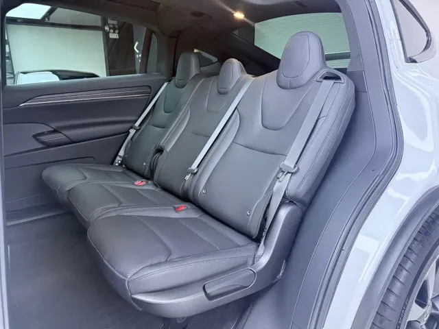 Tesla Model X — Фото автомобиля 7