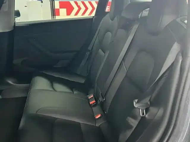 Tesla Model 3 — Фото автомобиля 10