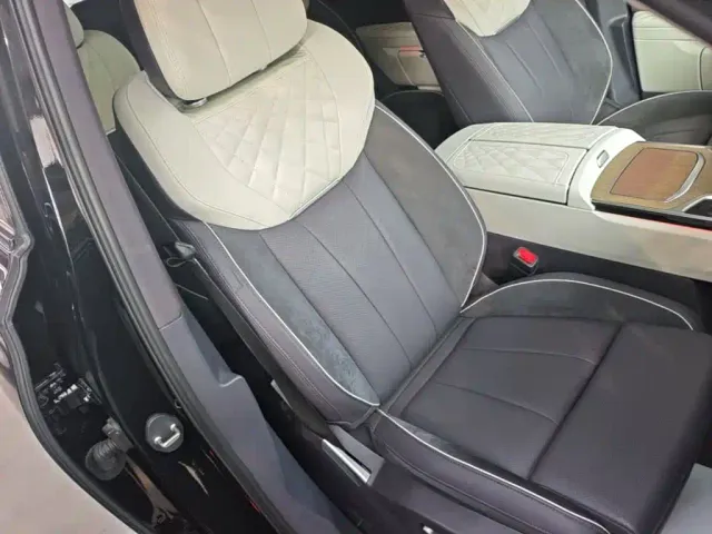 Hongqi E-HS9 — Фото автомобиля 24