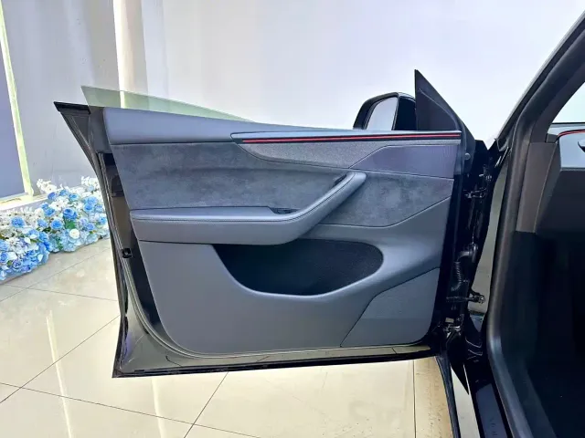 Tesla Model Y L — Фото автомобиля 18