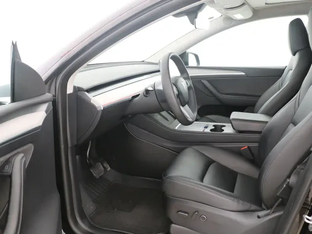 Tesla Model Y — Фото автомобиля 5