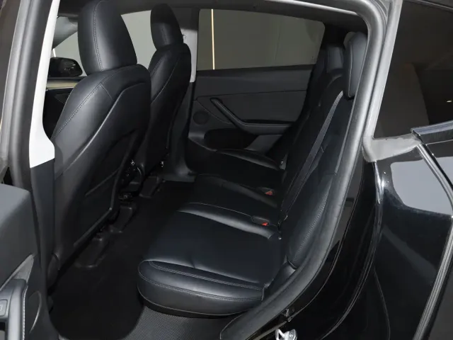 Tesla Model Y — Фото автомобиля 23