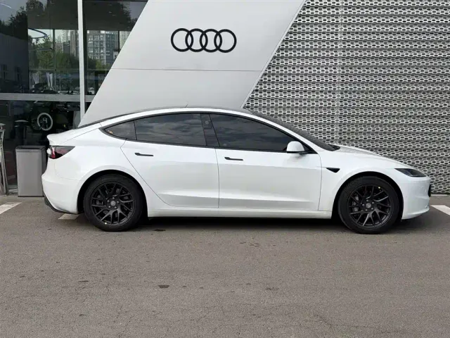 Tesla Model 3 — Фото автомобиля 3