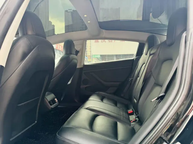 Tesla Model 3 — Фото автомобиля 10