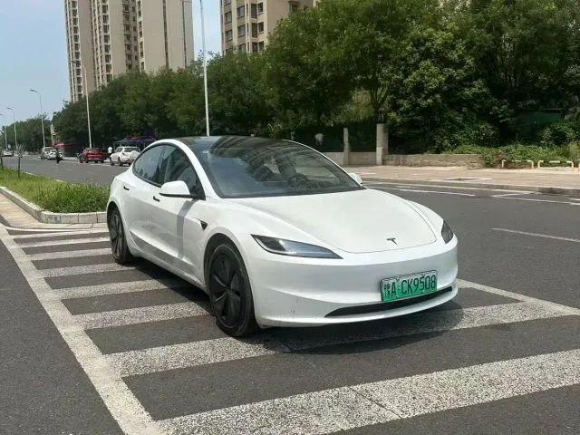 Tesla Model 3 — Фото автомобиля 2