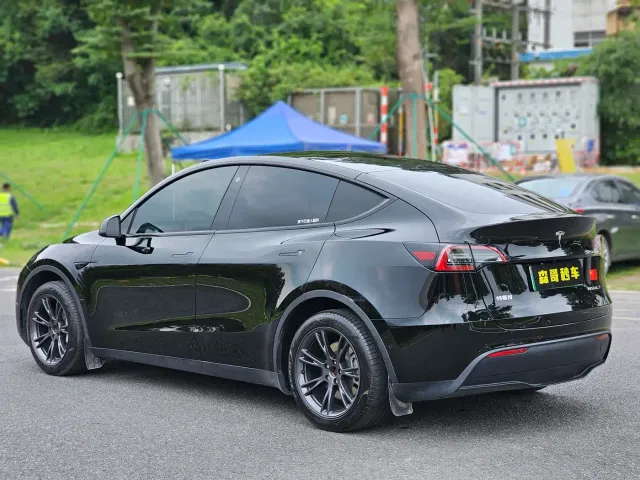 Tesla Model Y — Фото автомобиля 6