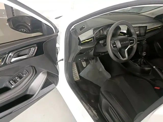 Roewe i5 — Фото автомобиля 15