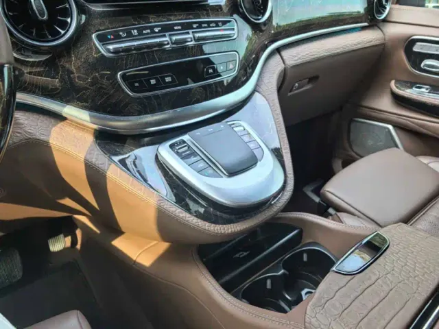 Mercedes-Benz Mercedes-Benz V-Class 2022 V 260 L Long Wheelbase Luxury Edition — Фото автомобиля 18