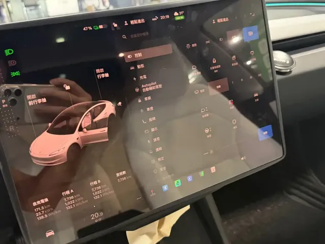 Tesla Model 3 — Фото автомобиля 3