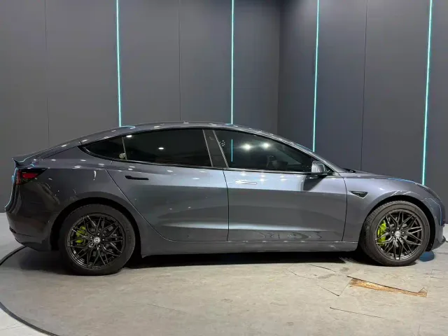Tesla Model 3 — Фото автомобиля 4