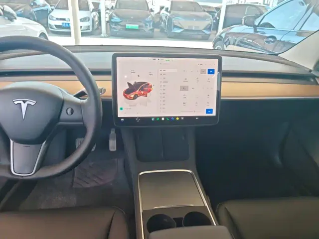 Tesla Model 3 — Фото автомобиля 12