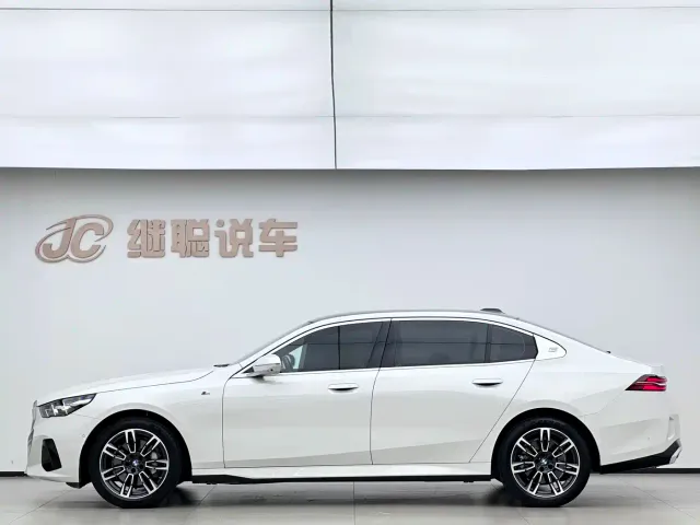 BMW 5 Series — Фото автомобиля 16