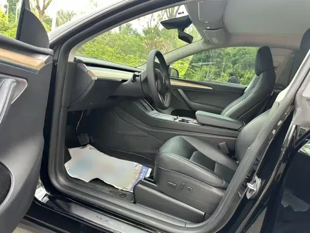Tesla Model Y — Фото автомобиля 14